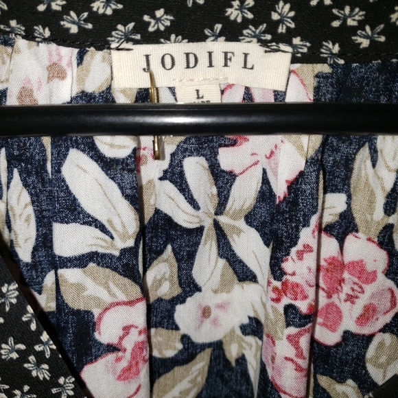 NWOT Women's Floral Blouse Size Large - Picture 2 of 3